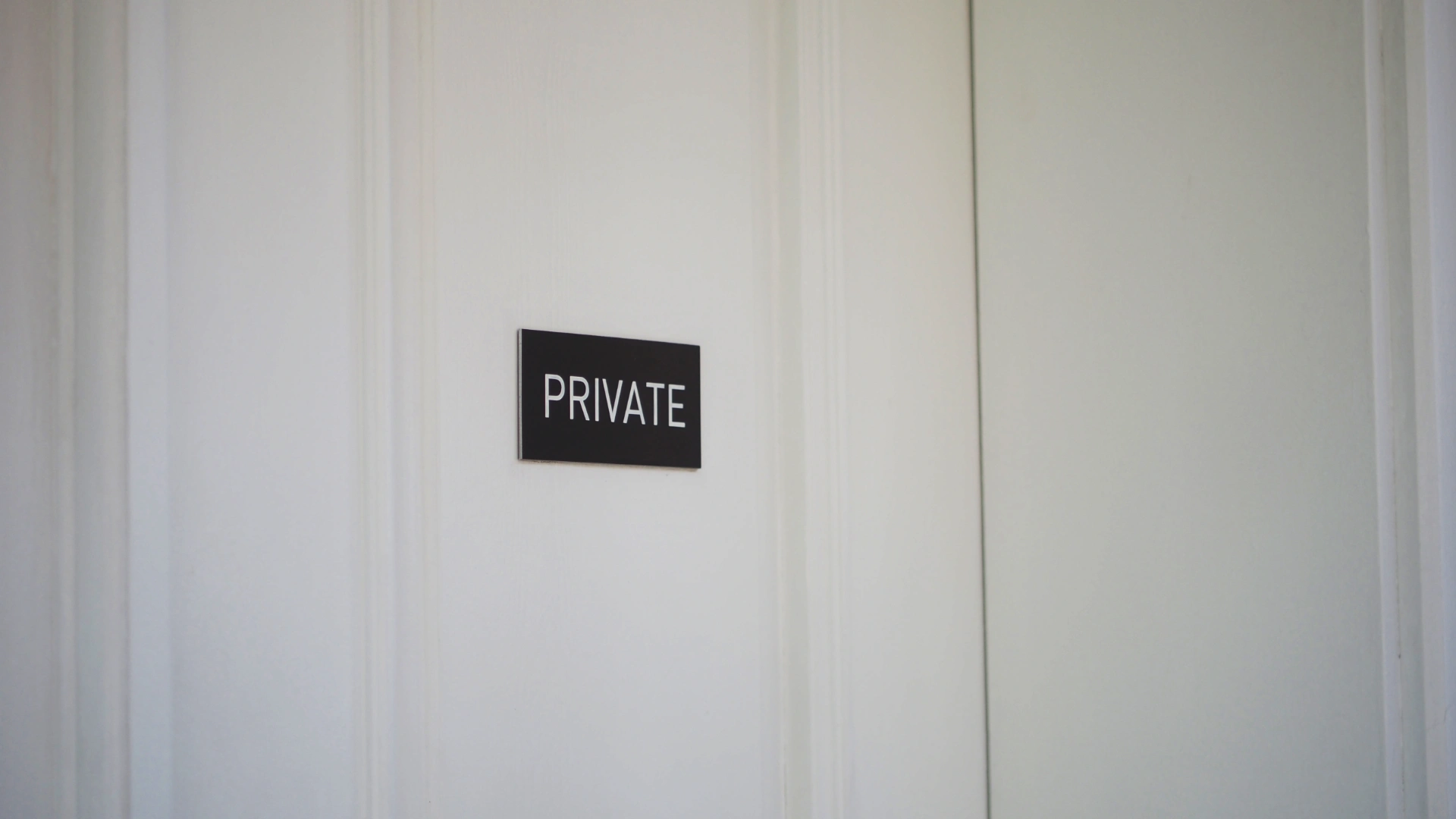 Privacy sign on the door